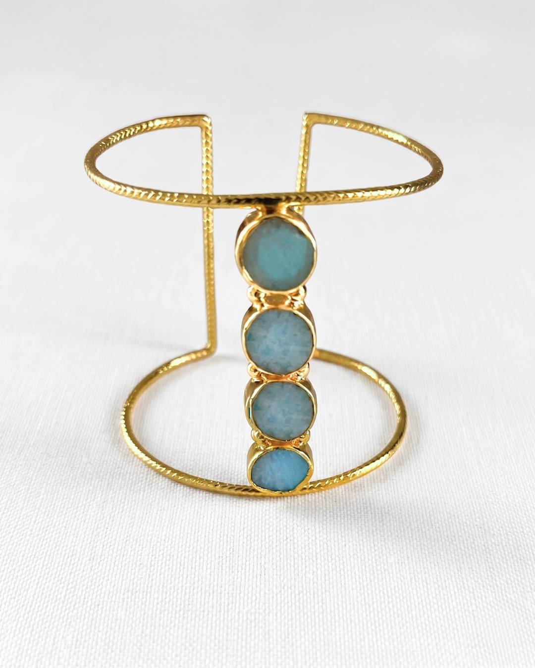 Brazalete Druzy Azul dorado piedras circulares azul celeste artesanal Hanalima