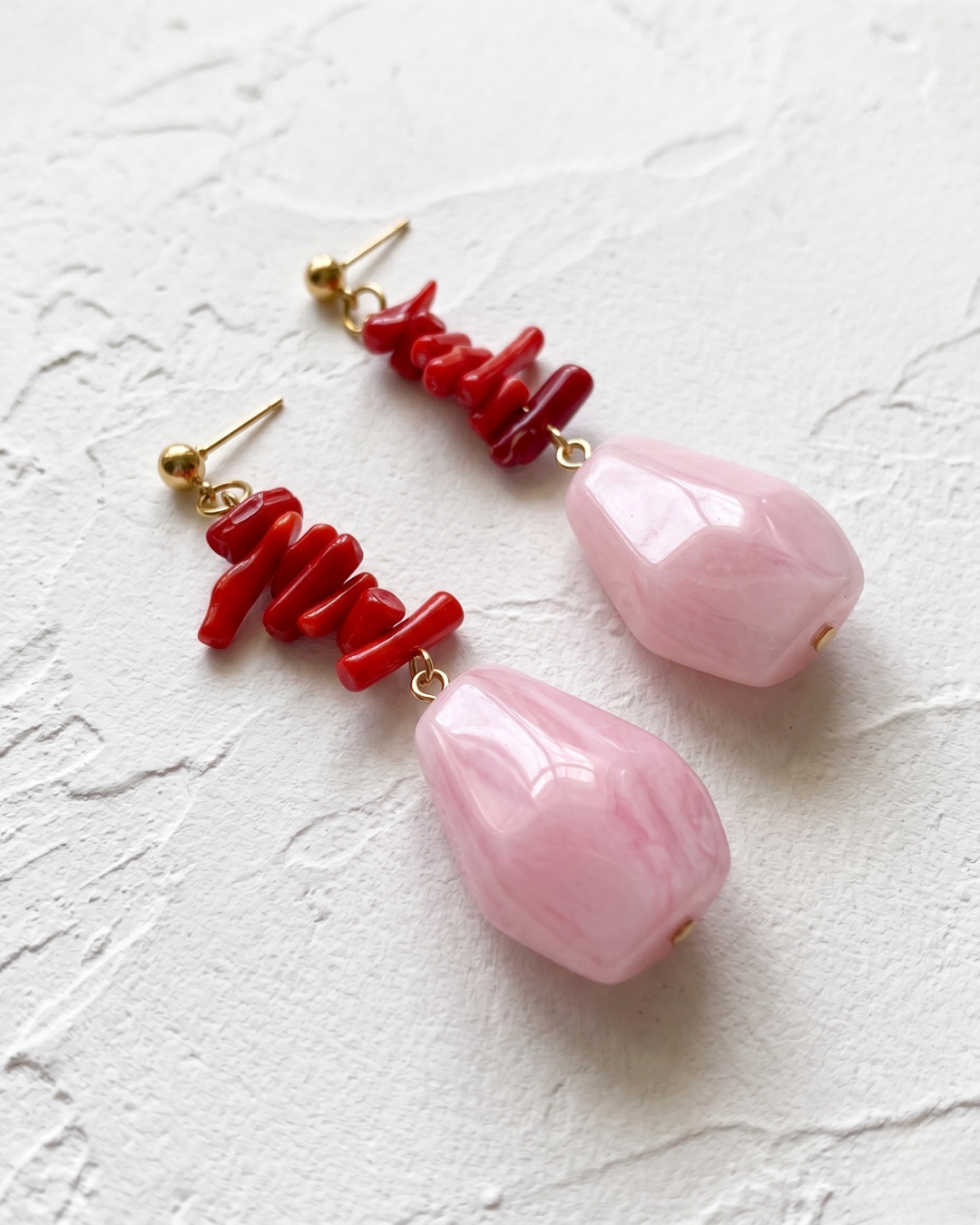 Pendientes Lola chips coral rojo gota rosa cuarzo artesanales Hanalima