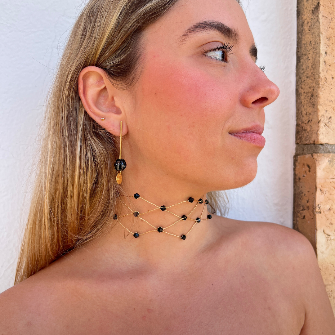 Choker Vega de invitada de boda, dorado con detalle rojo, de Hanalima