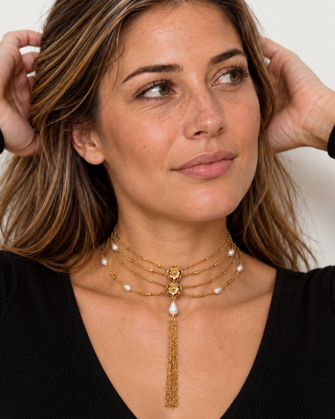 Collar Victoire de Hanalima puesto: tres hilos con perlas, flor y borla