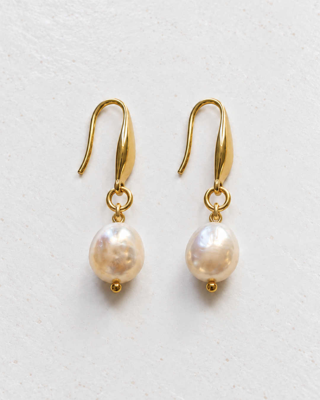 Pendientes Perla de Hanalima: perla barroca natural con gancho dorado, packshot