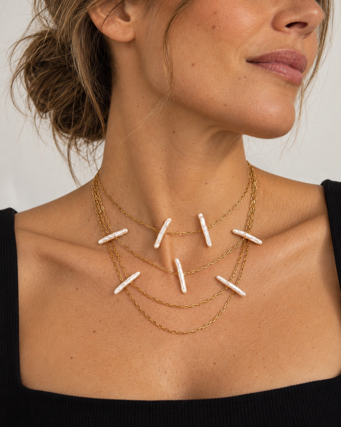 Collar Blanche con perlas Biwa puesto en modelo