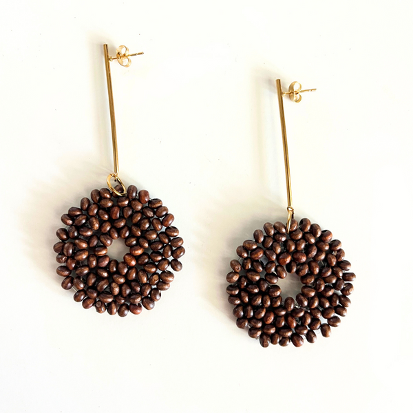 Pendientes Caelia Marrón artesanos grandes dorados color Pantone 2025 invitada boda Hanalima