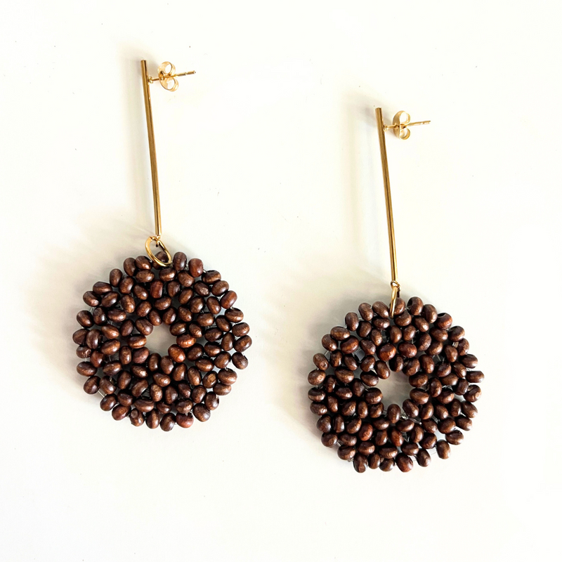 Pendientes Caelia Marrón artesanos grandes dorados color Pantone 2025 invitada boda Hanalima