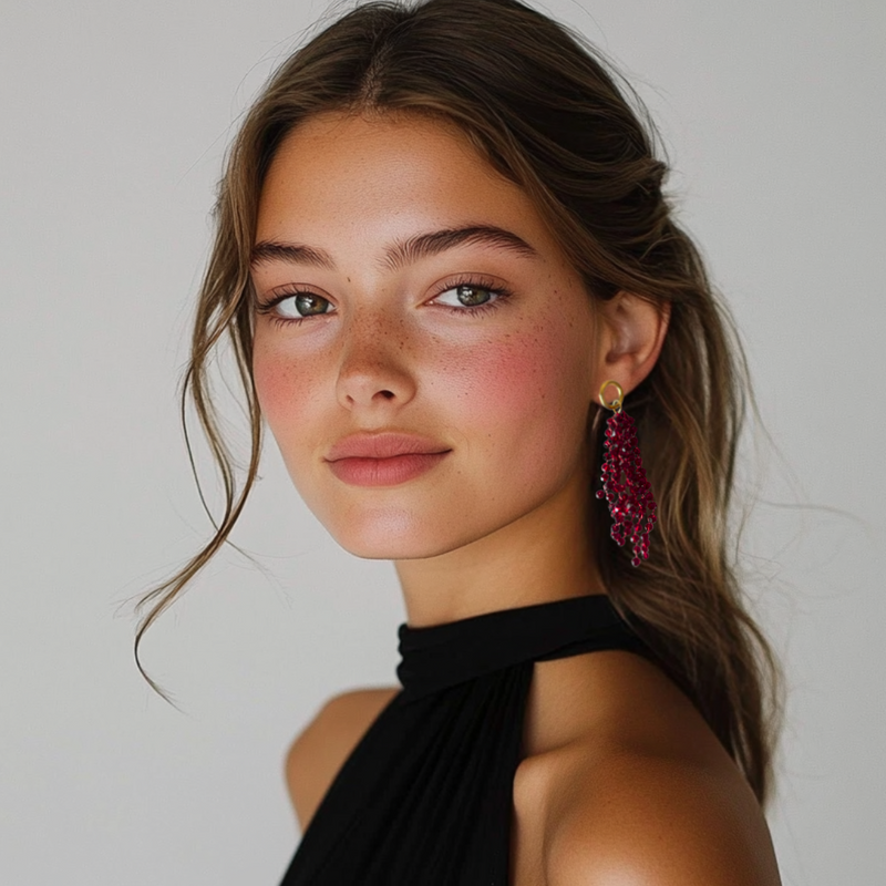 Pendientes Celine largos burdeos artesanos con cuentas brillantes para invitadas de boda y eventos 