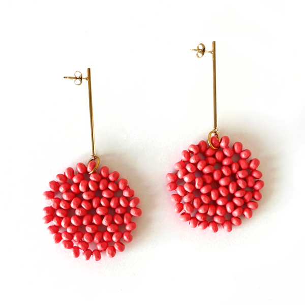 Pendientes color Coral artesanos grandes dorados invitada boda primavera verano Hanalima
