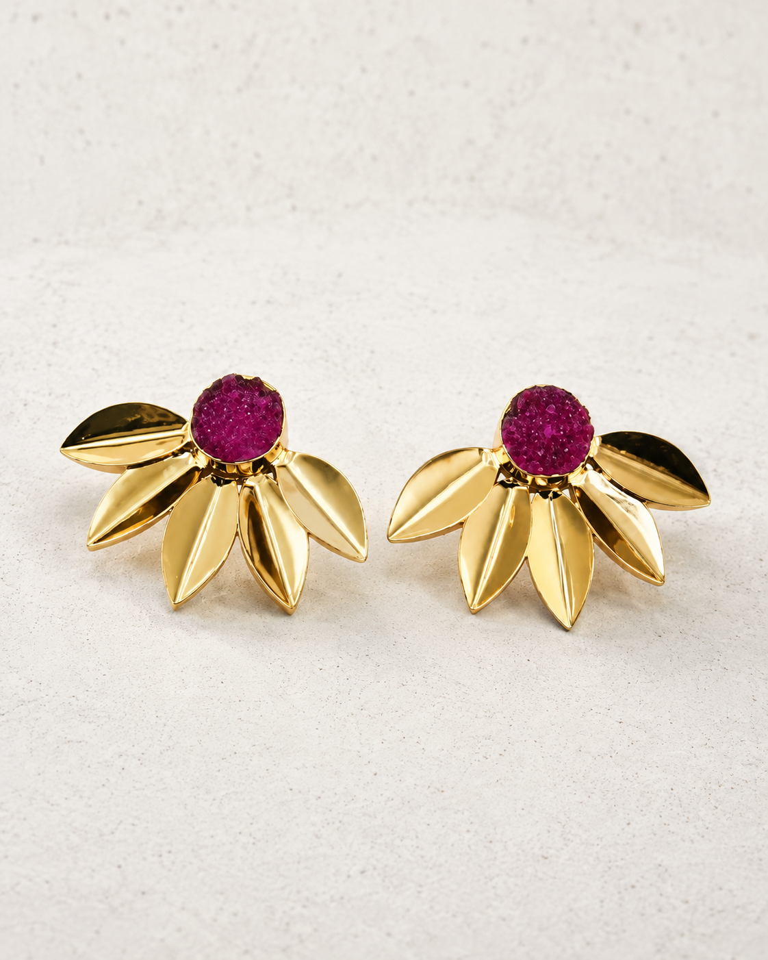 Pendientes Naya con flor dorada de cinco pétalos y centro de drusa natural fucsia